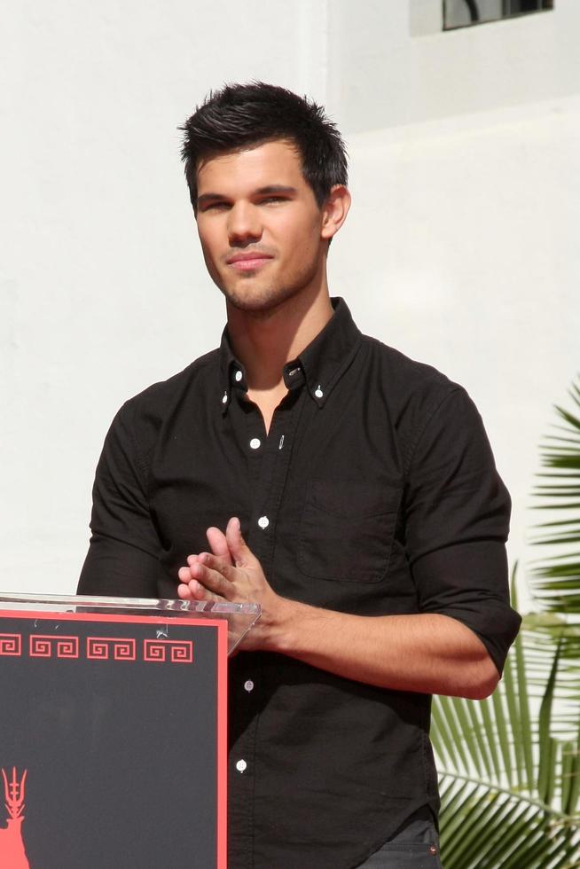 los angeles, 3 de novembro - taylor lautner na cerimônia de impressão da mão e pegada dos atores da saga crepúsculo no teatro chinês de grauman em 3 de novembro de 2011 em los angeles, ca foto