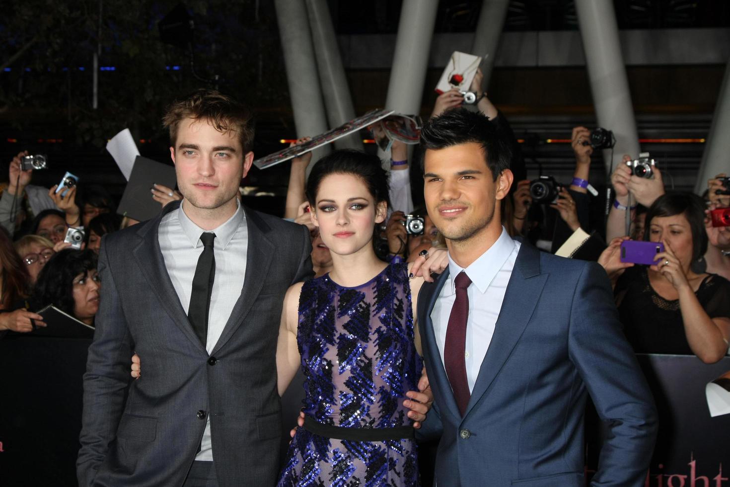 los angeles, 14 de novembro - robert pattinson, kristen stewart, taylor lautner chega ao crepúsculo - amanhecer parte 1 estreia mundial no nokia theatre at la live em 14 de novembro de 2011 em los angeles, ca foto