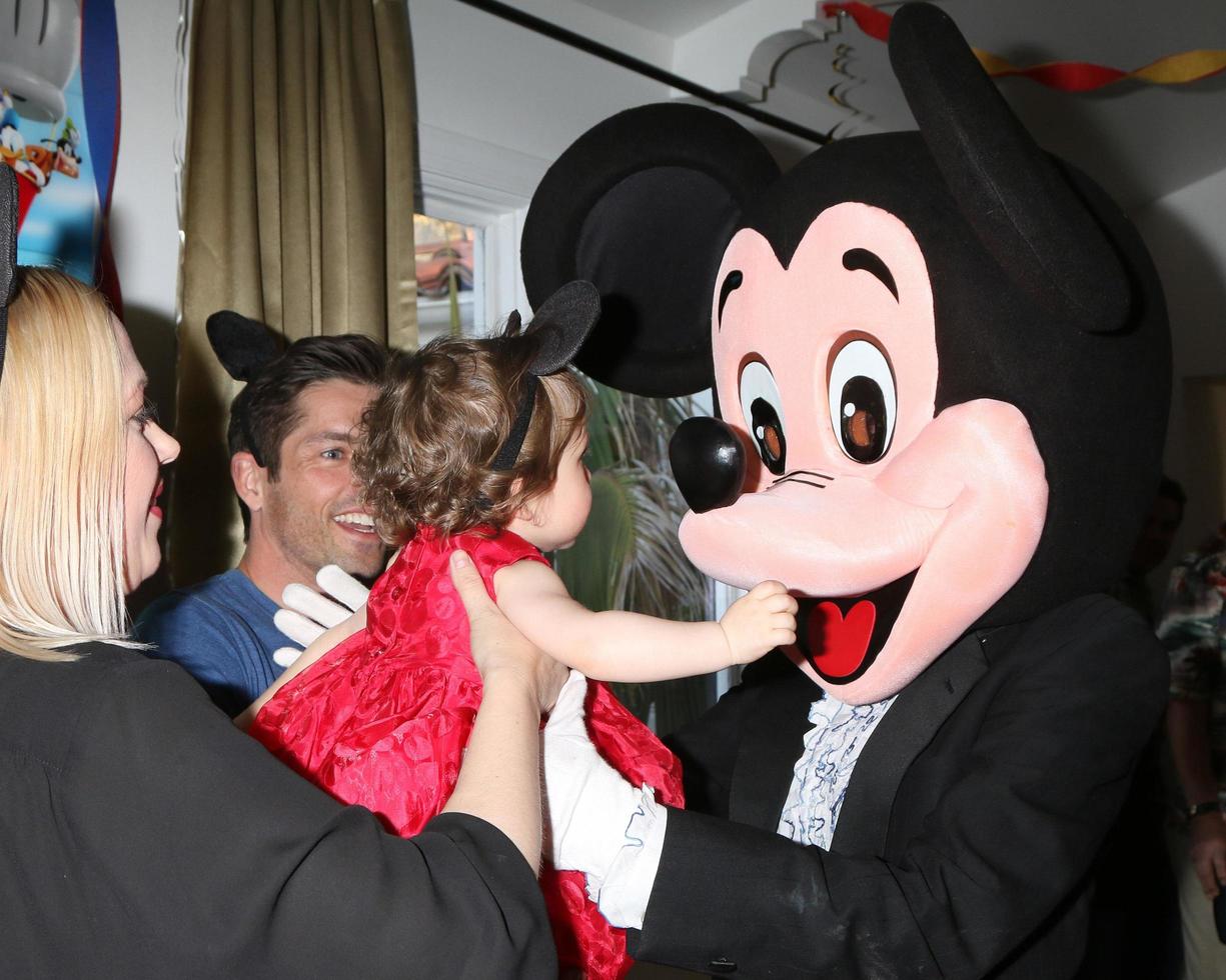 los angeles, 4 de dezembro - adrienne frantz bailey, amelie bailey, scott bailey, personagem de mickey mouse na festa de 1º aniversário de amelie bailey em residência particular em 4 de dezembro de 2016 em studio city, ca foto