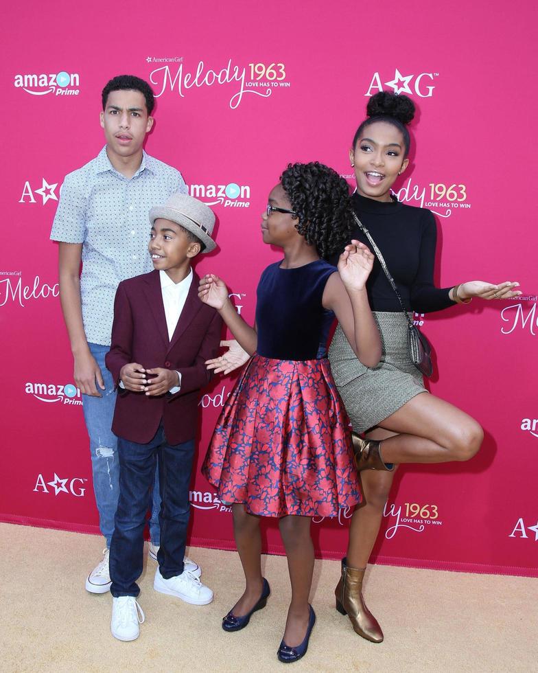 los angeles, 10 de outubro - marcus scribner, miles brown, marsai martin e yara shahidi at the an american girl story, melody 1963 - love has to win premiere in pacific theatres at the grove em 10 de outubro de 2016 em los angeles, ca foto