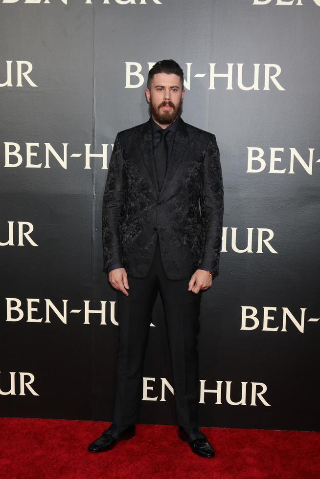 los angeles, 16 de agosto - toby kebbell na estréia de ben-hur no tcl chinese theatre imax em 16 de agosto de 2016 em los angeles, ca foto