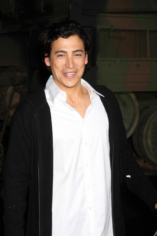 andrew keegan chegando na estréia mundial de identidade americana no teatro samuel goldwyn na academia de artes e ciências cinematográficas em beverly hill, ca em 25 de março de 2009 foto