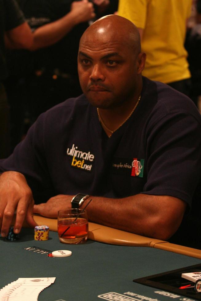 charles barkley jogando pôquer no ante up for africa poker tournament no 2008 world series of poker, no rio all-suite hotel and casino em las vegas, nv 2 de julho de 2008 2008 kathy hutchins hutchins photo foto