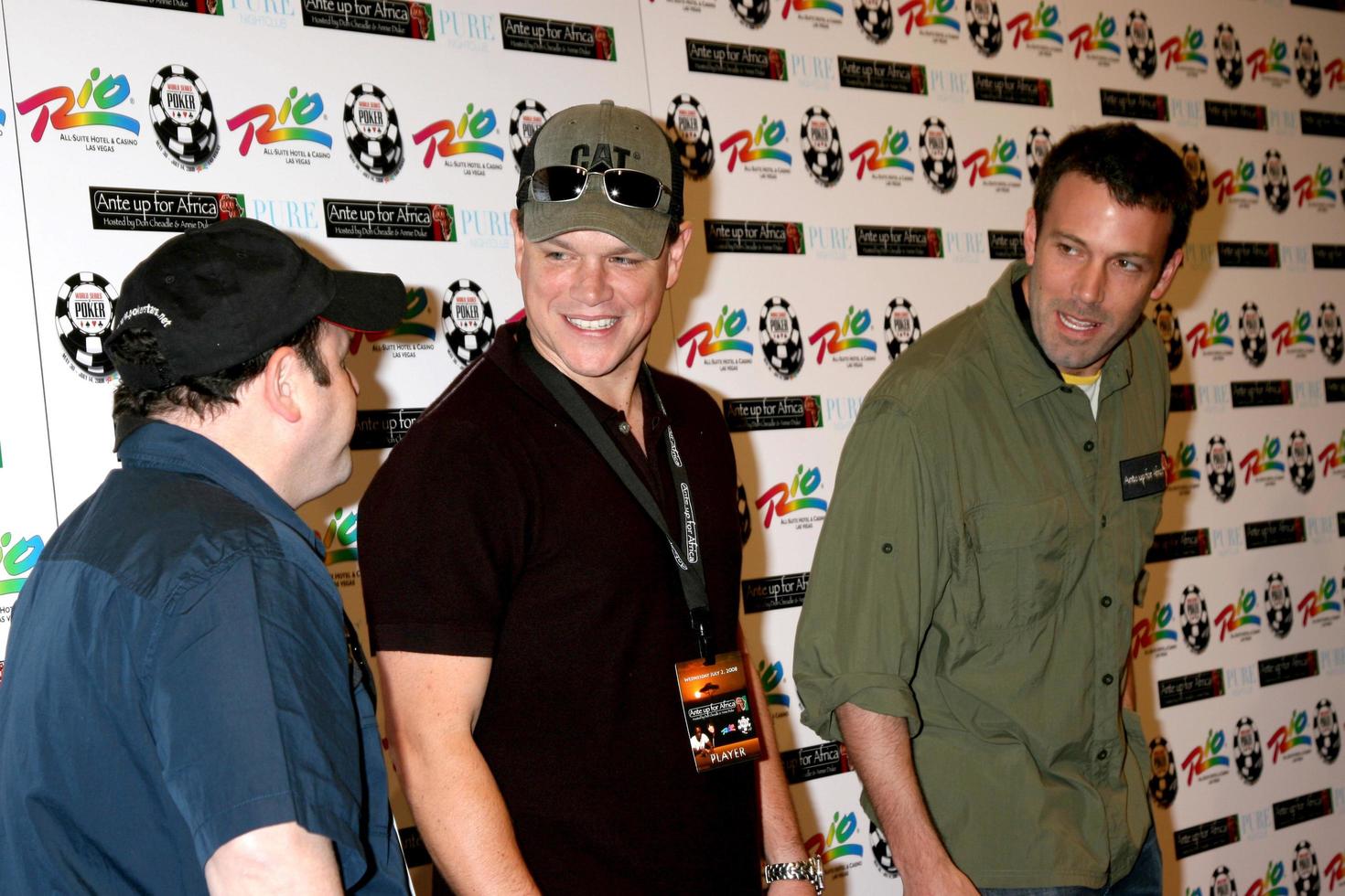 jason alexander, matt damon e ben affleck chegando ao ante up for africa poker tournament no 2008 world series of poker, no rio all-suite hotel and casino em las vegas, nv 2 de julho de 2008 2008 kathy hutchins hutchins photo foto