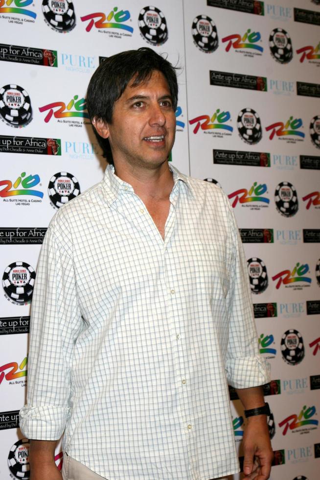 ray romano chegando ao ante up for africa poker tournament no 2008 world series of poker, no rio all-suite hotel and casino em las vegas, nv 2 de julho de 2008 2008 kathy hutchins hutchins photo foto