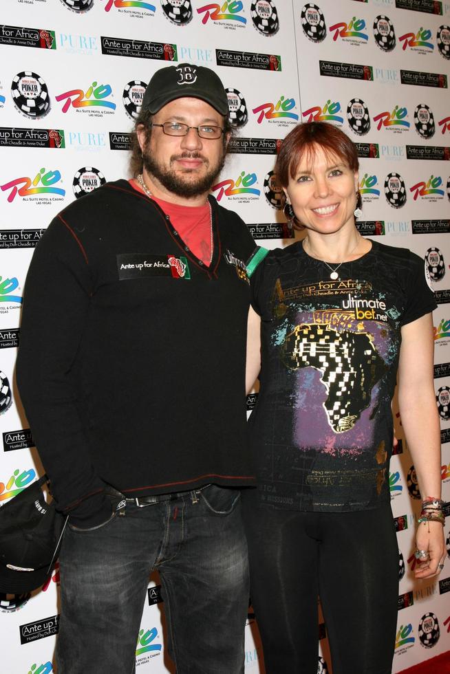 joe reitman e namorada annie duke chegando ao ante up for africa poker tournament no 2008 world series of poker, no rio all-suite hotel and casino em las vegas, nv 2 de julho de 2008 2008 kathy hutchins hutchins photo foto