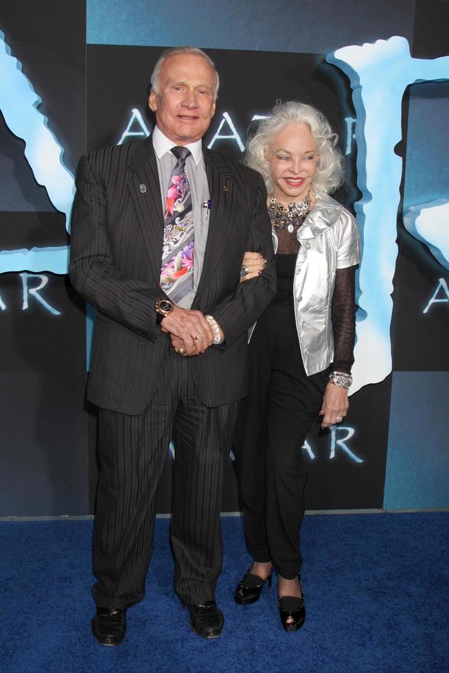 buzz e lois aldrin chegando em los angeles estréia do teatro chinês avatar grauman los angeles, ca 16 de dezembro de 2009 ©2009 kathy hutchins hutchins photo foto