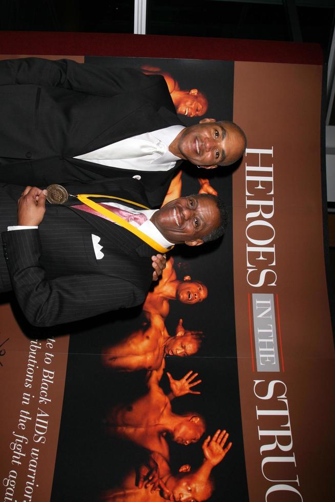 phill wilson e dr dennis holmes the black aids instituto gala disney concert hall los angeles, ca 7 de fevereiro de 2008 ©2008 kathy hutchins foto de hutchins