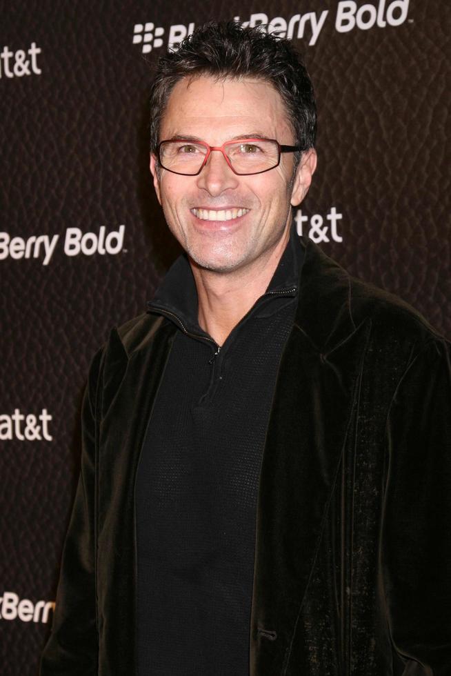 tim daly chegando ao evento blackberry bold em beverly hills, ca em 30 de outubro de 2008 ©2008 kathy hutchins foto de hutchins