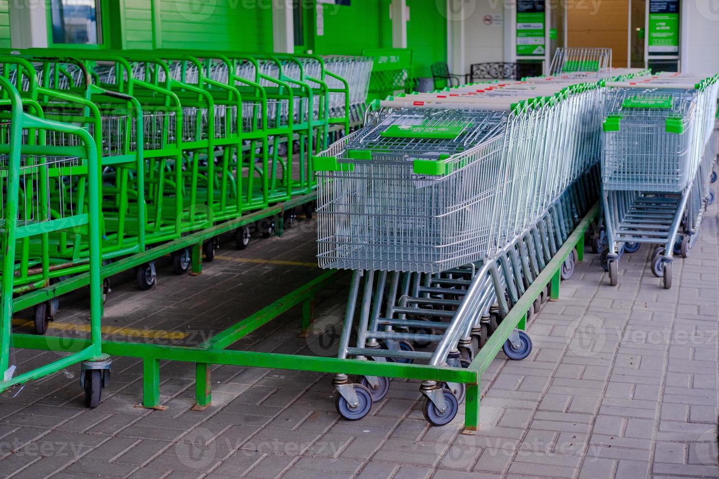 estacionamento para cestas de compras. compras no supermercado. cestos estacionados. estacionamento vazio. cestos de vários tamanhos. cestas de compras para produtos no supermercado foto