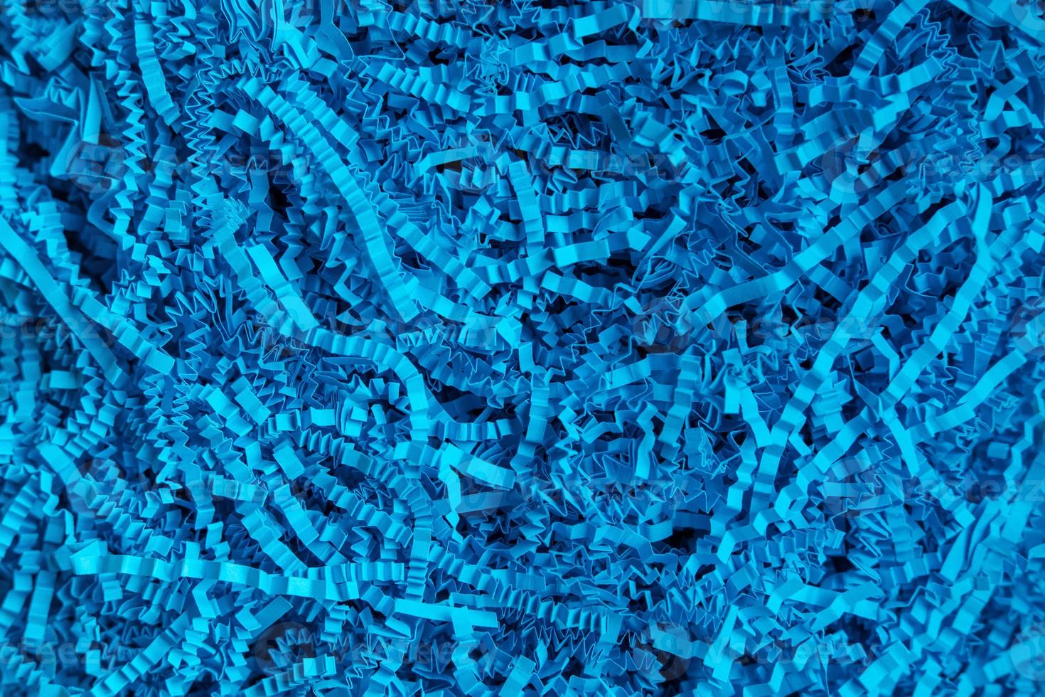 fundo azul. textura volumétrica. enchimento de papel. enchimento para presentes. para uma festa de papel. para embrulho de presente foto