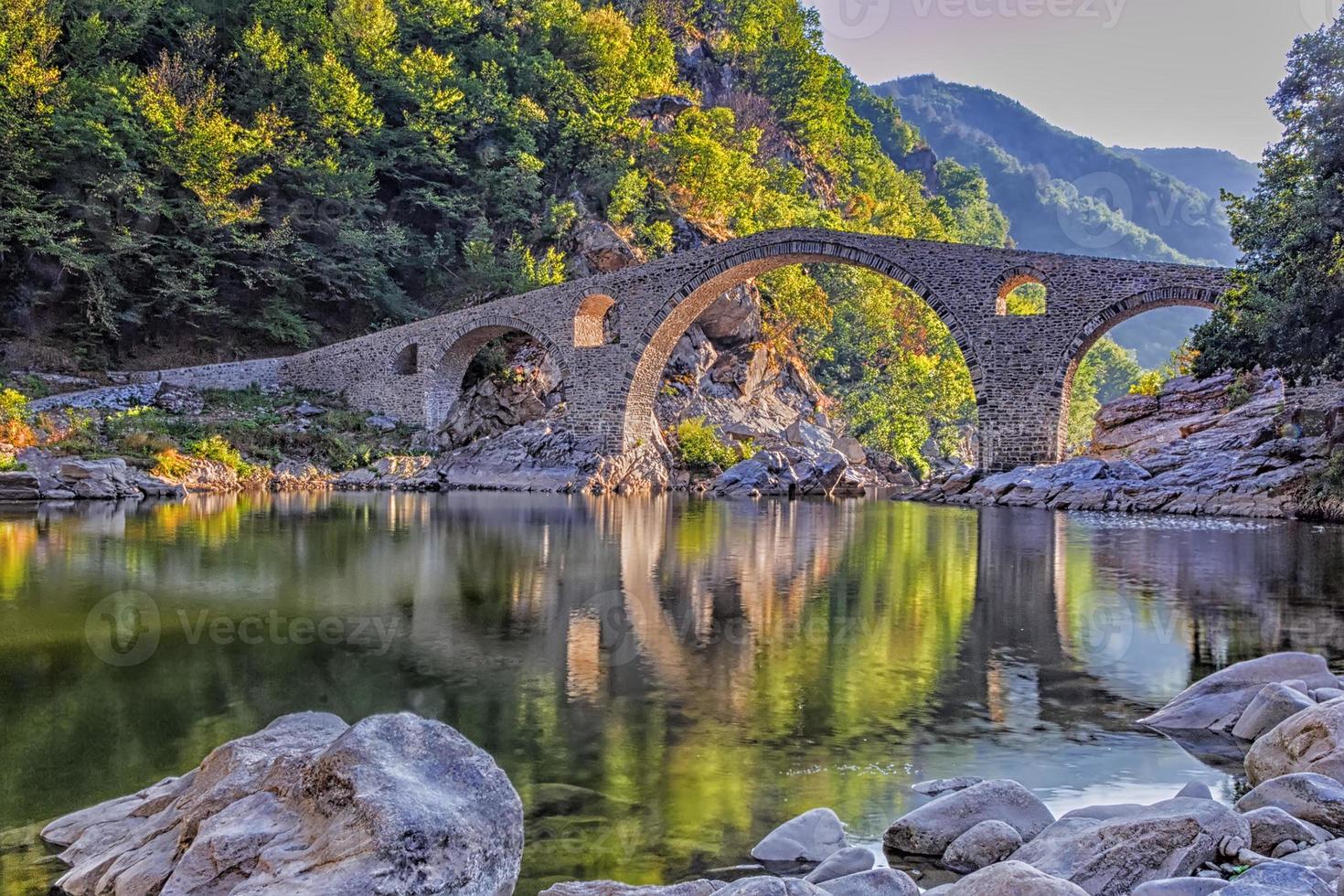 ponte do diabo - velha ponte de pedra perto de ardino, bulgária foto