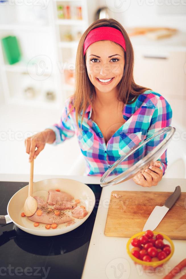 feliz linda garota cozinhando foto