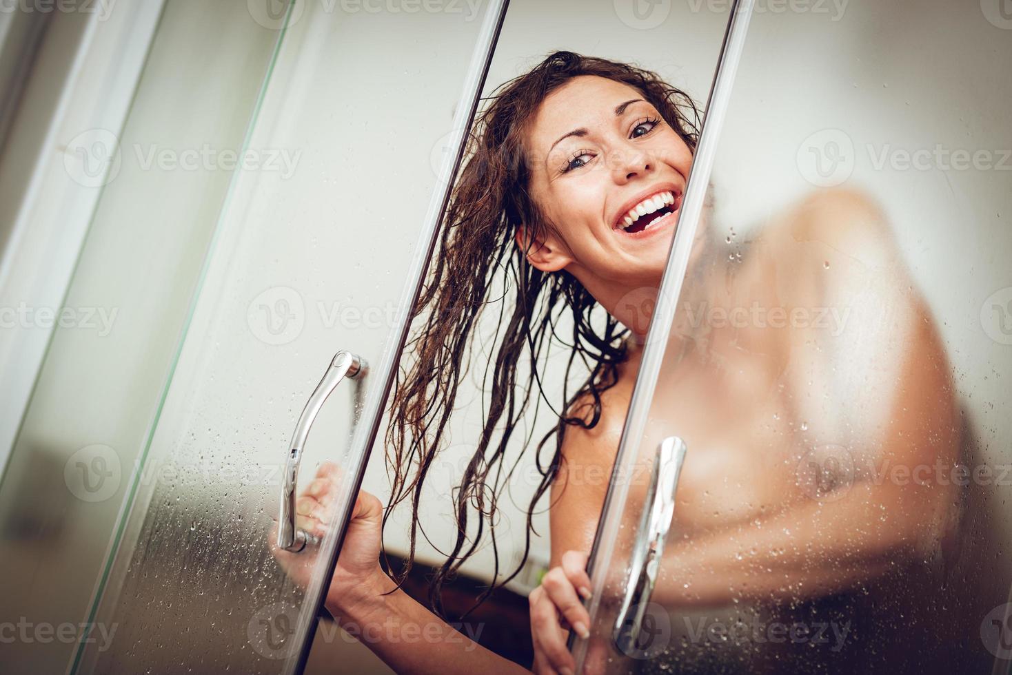 mulher no banheiro foto