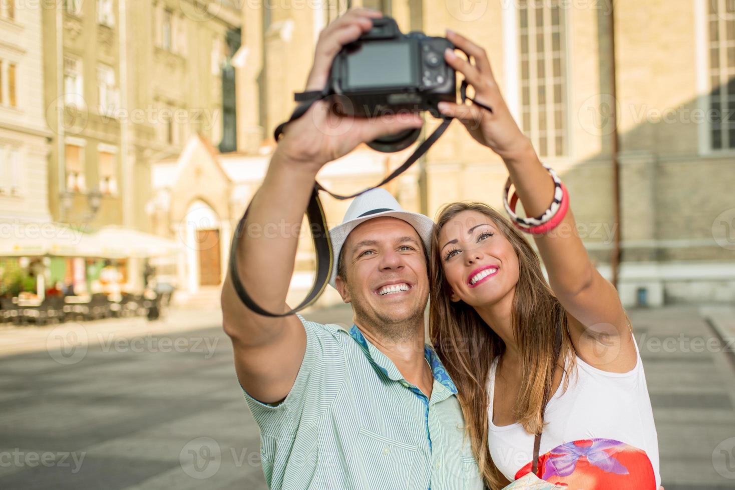feliz casal de turistas foto
