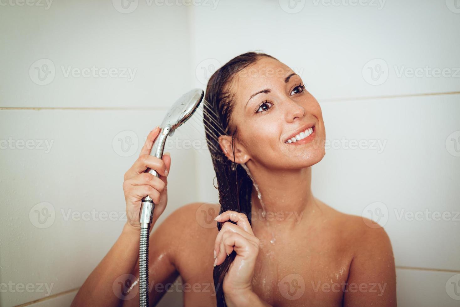 vista de mulher tomando banho foto