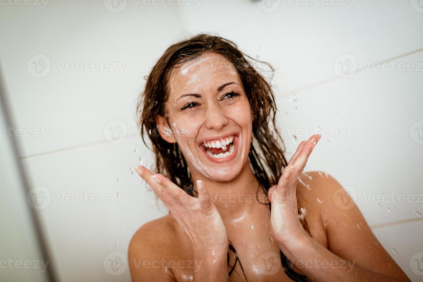 menina lavando rosto foto