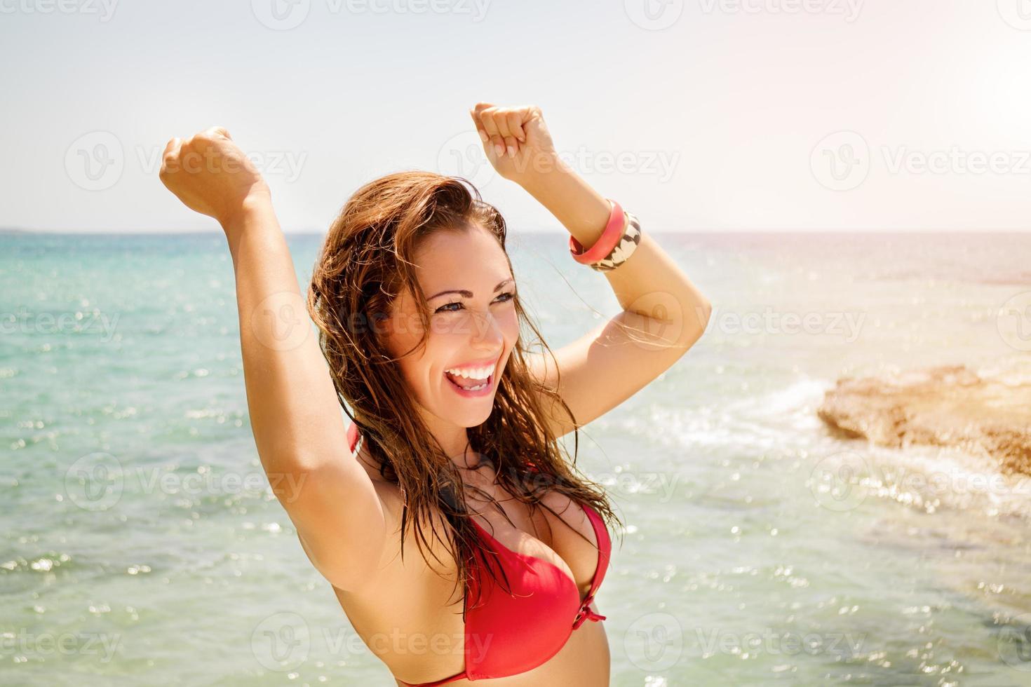 garota engraçada na praia foto