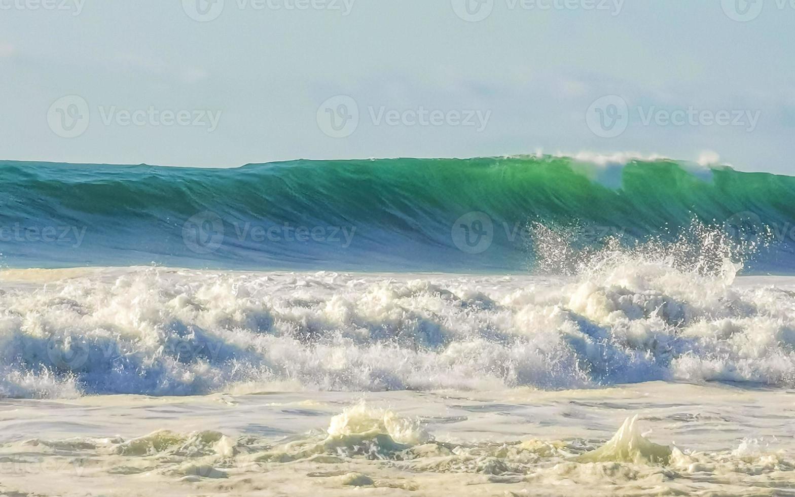 extremamente grandes ondas de surfista na praia puerto escondido méxico. foto