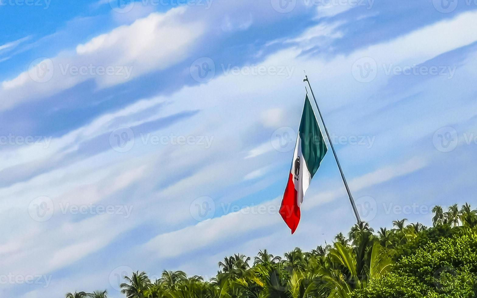 mexicano verde branco bandeira vermelha em zicatela puerto escondido méxico. foto