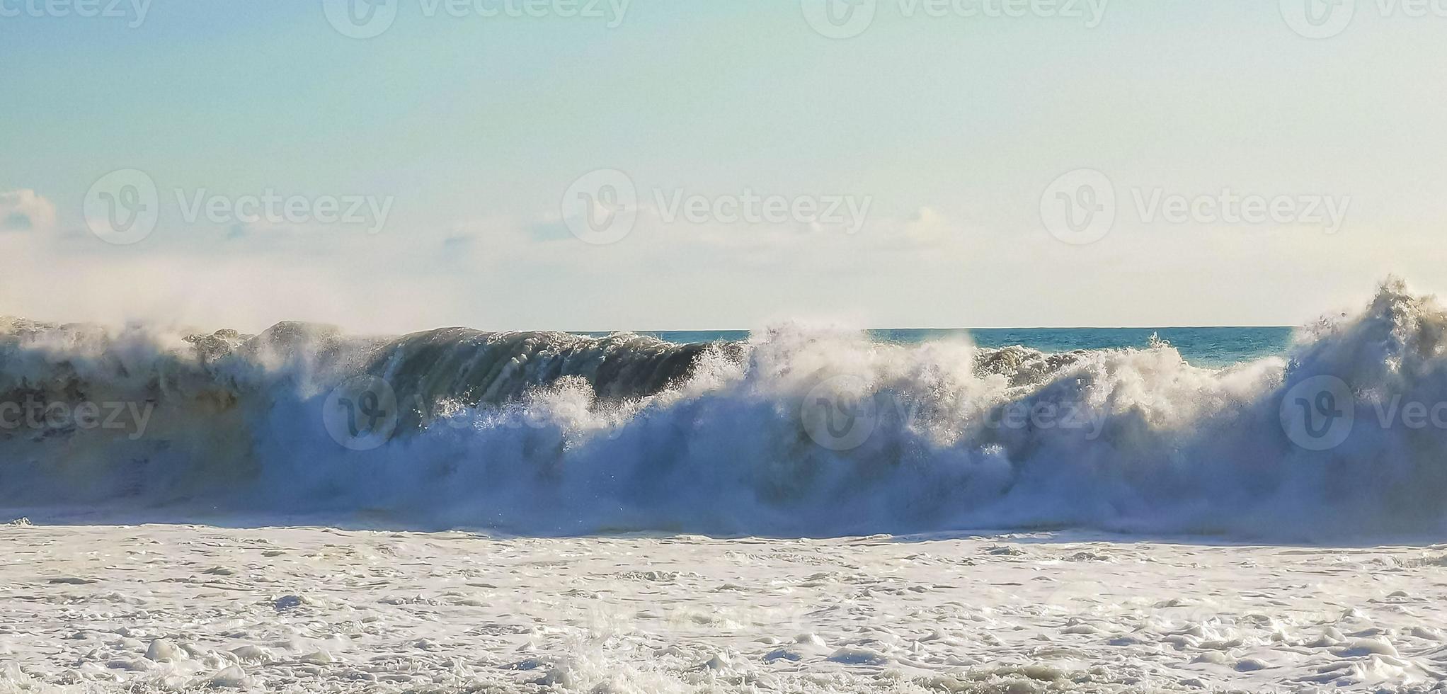 extremamente grandes ondas de surfista na praia puerto escondido méxico. foto