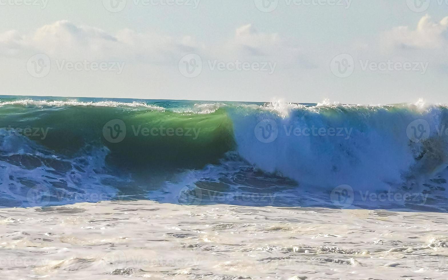 extremamente grandes ondas de surfista na praia puerto escondido méxico. foto