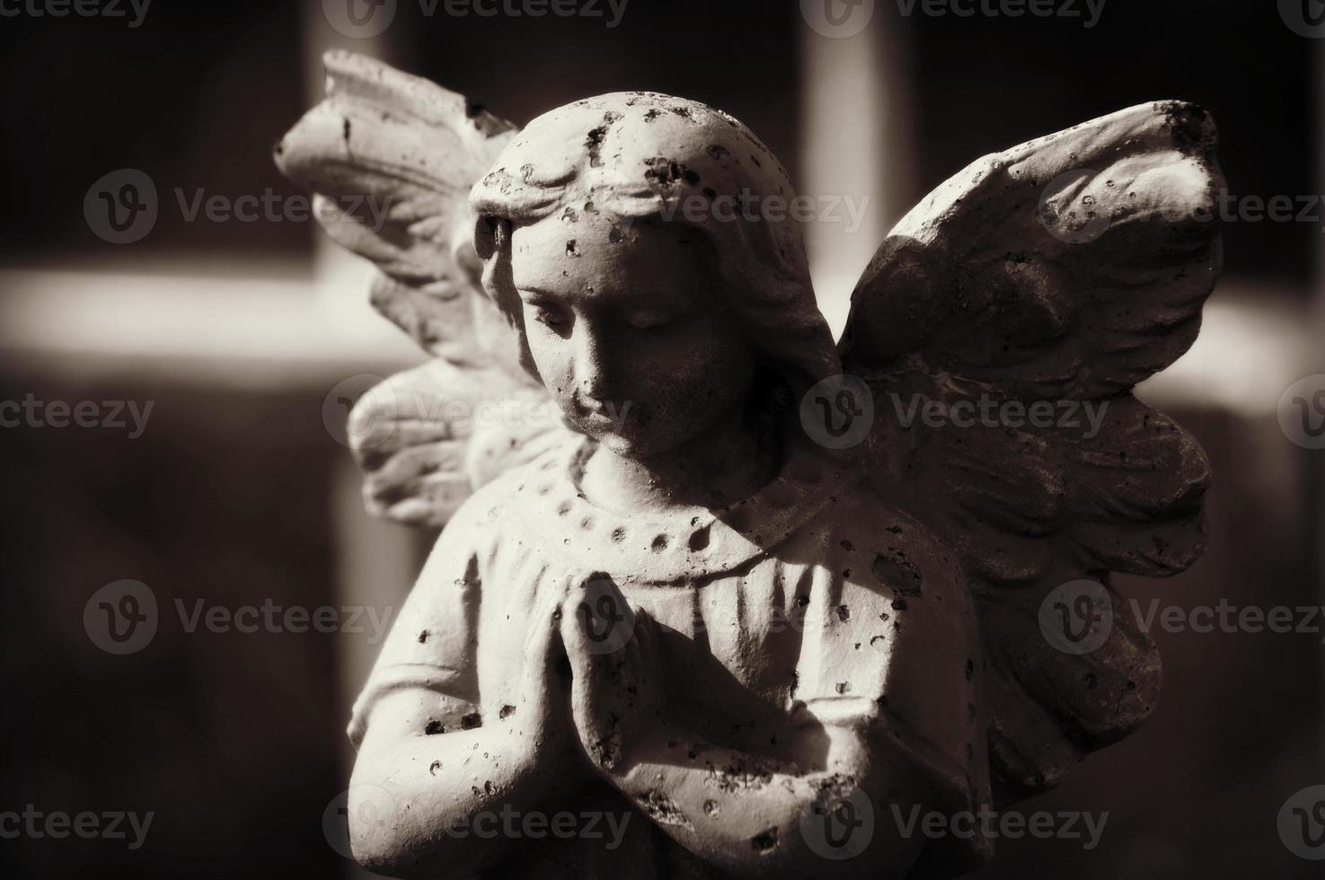 linda estátua do anjo orando foto