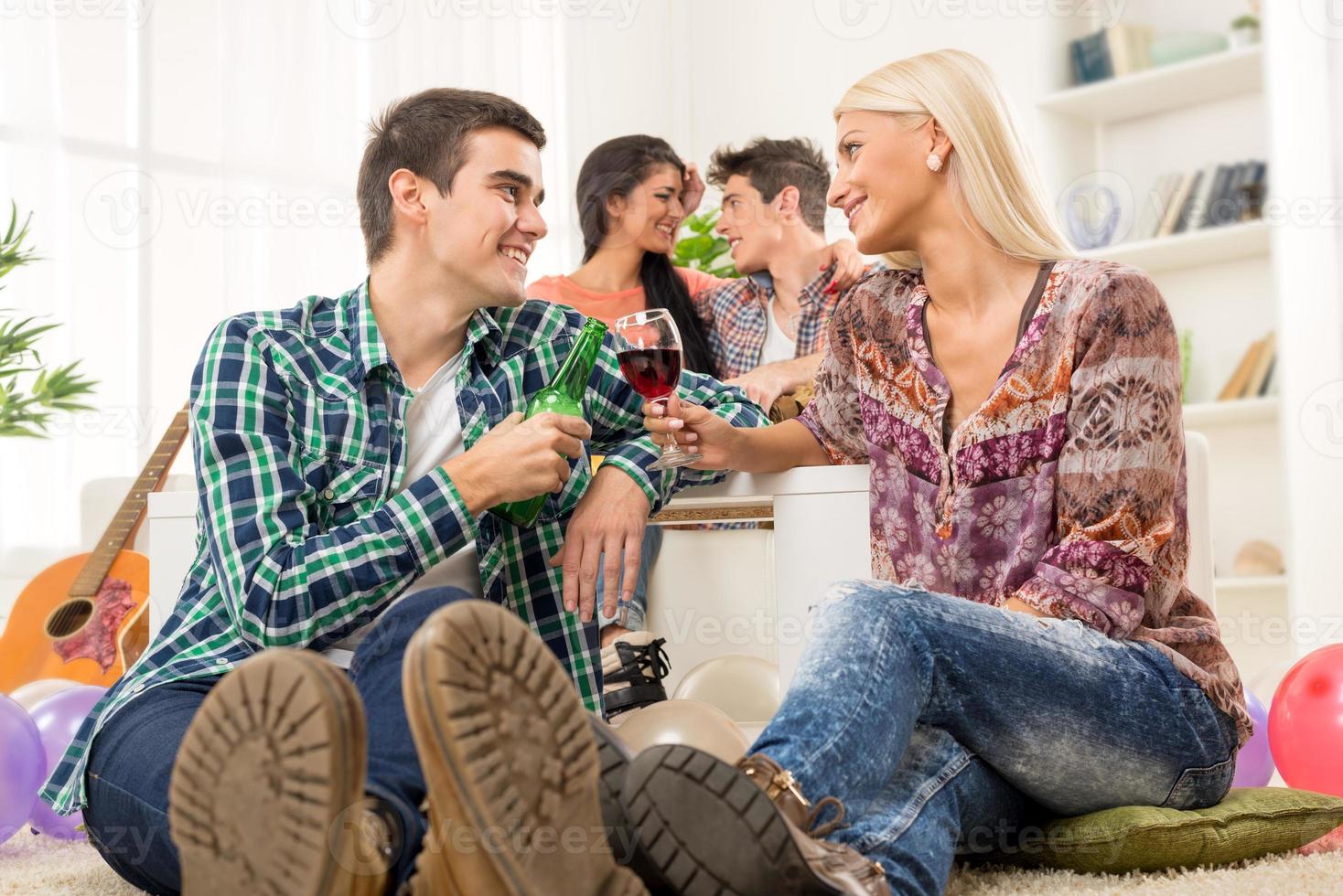 jovem casal na festa em casa foto