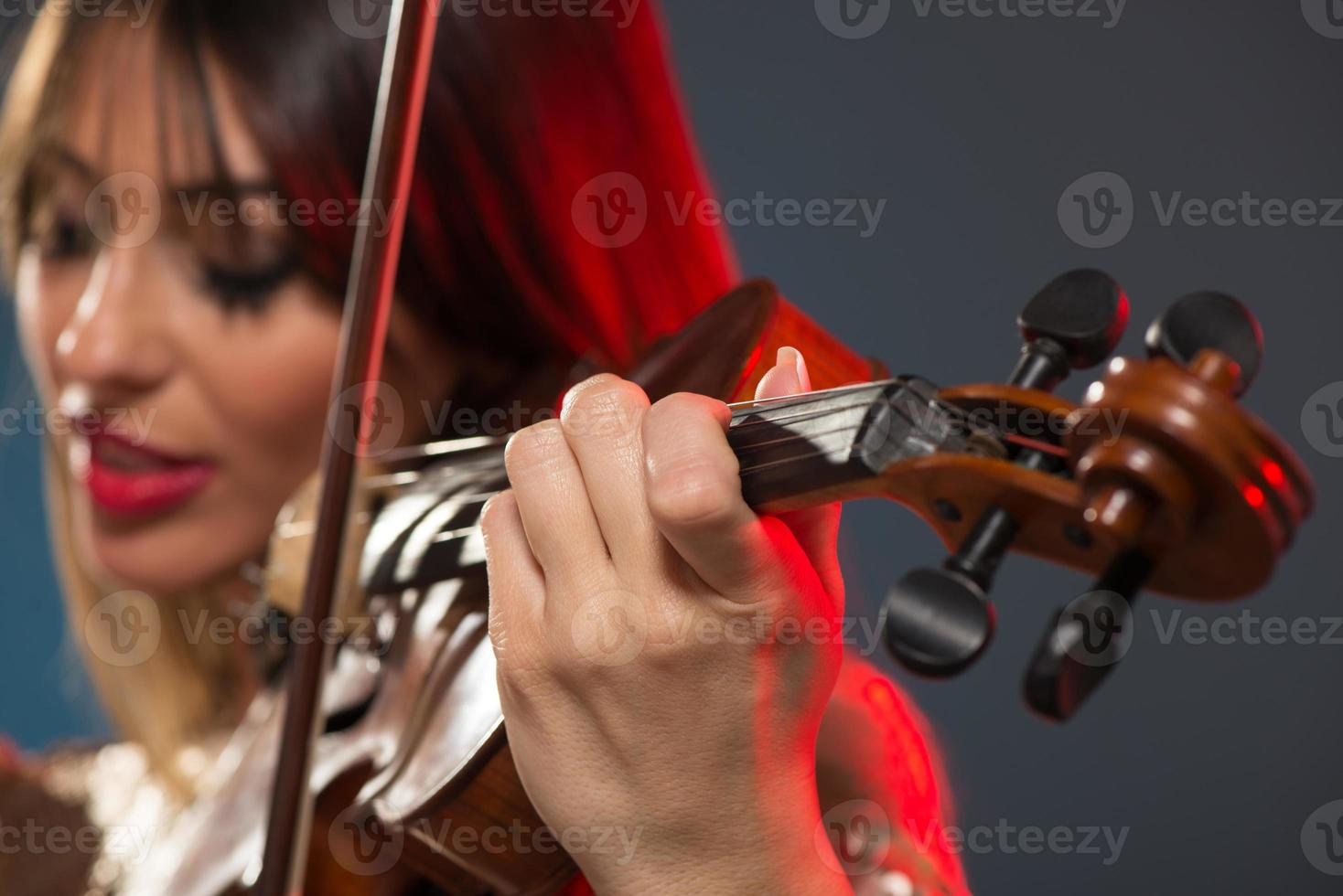 linda mulher tocando violino foto