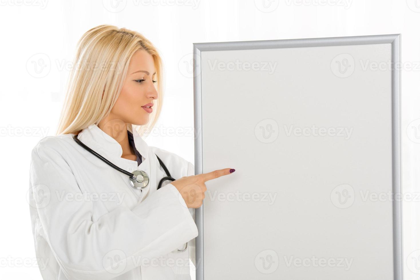médica com quadro de avisos foto