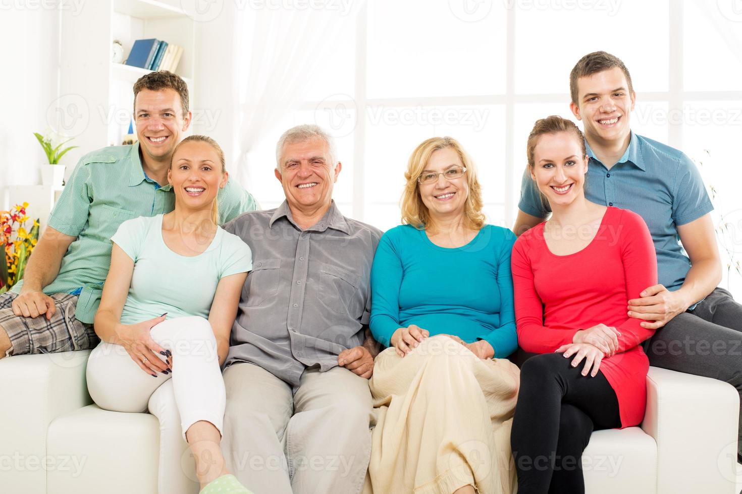 família feliz em casa foto