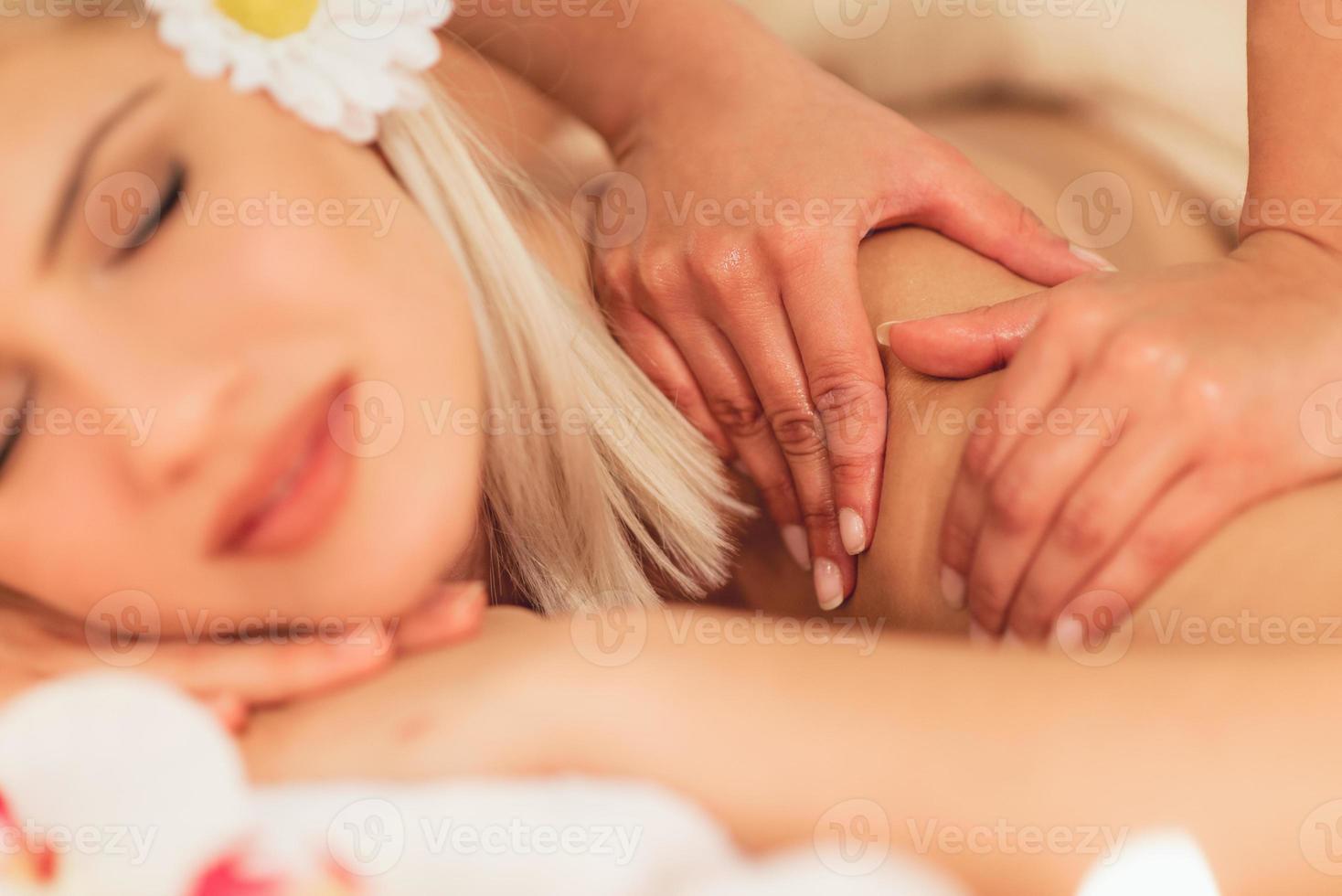 vista de massagem nas costas foto
