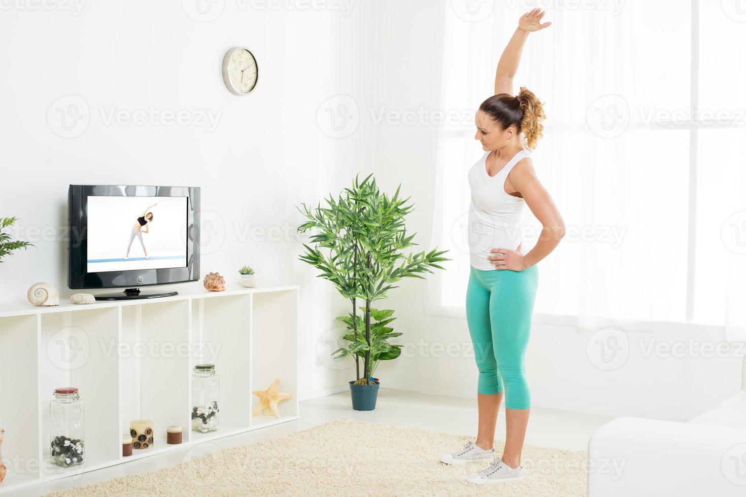 jovem mulher fazendo exercícios de alongamento foto