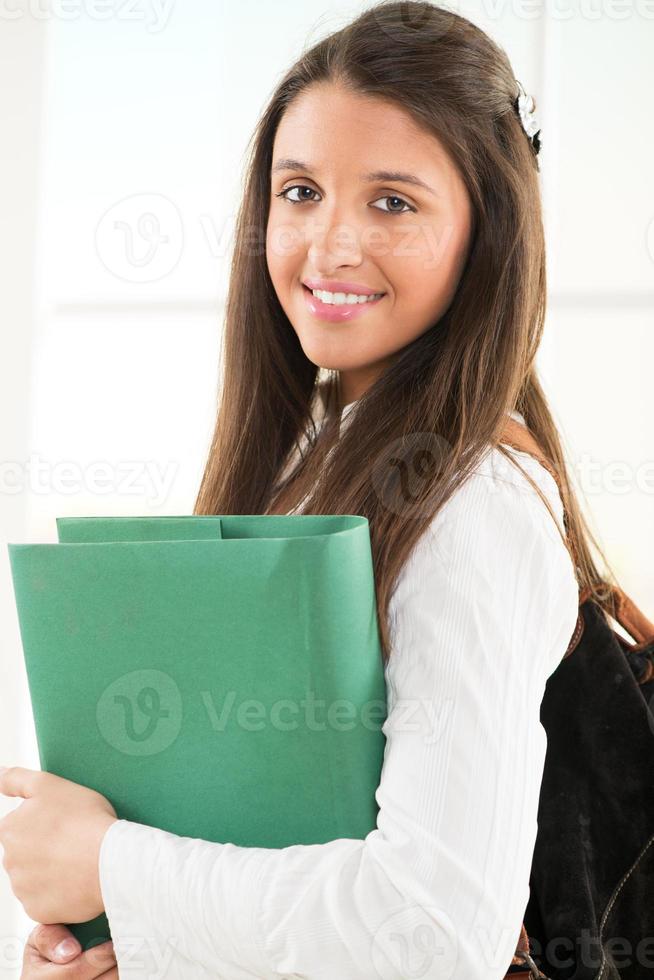 aluna feliz com livros foto