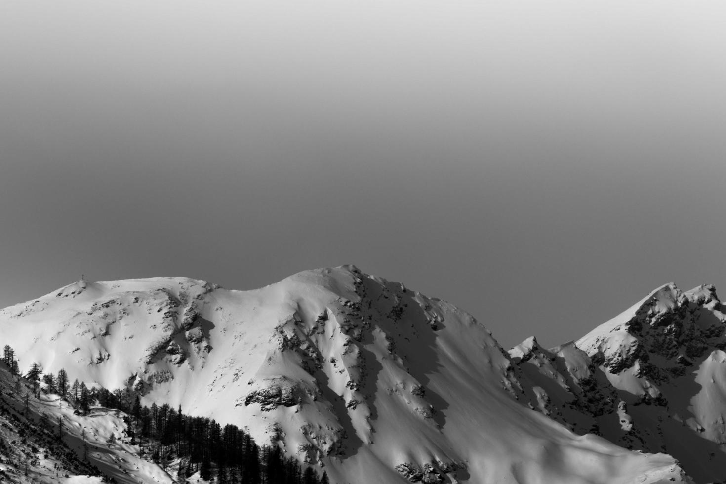 escala de cinza de montanhas nevadas foto