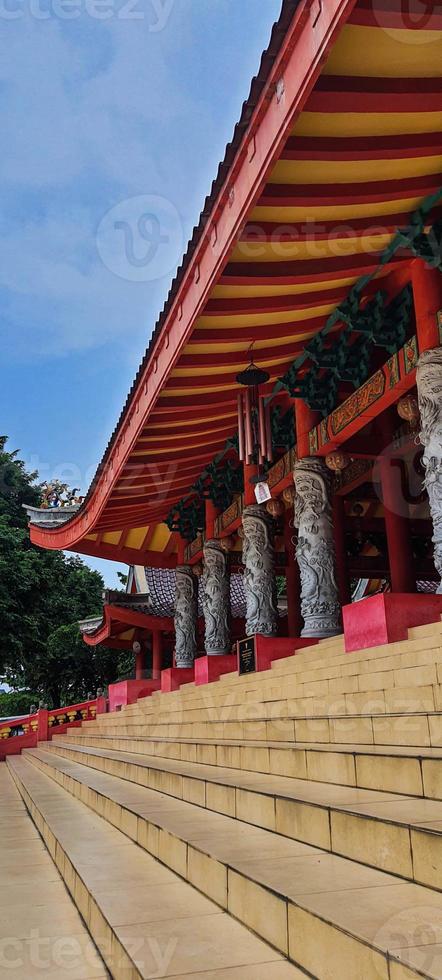 esta é uma foto do telhado do templo sam poo kong em semarang.