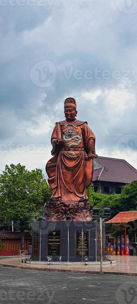 estátua de monge e imperador na área do templo sam poo kong de semarang. foto