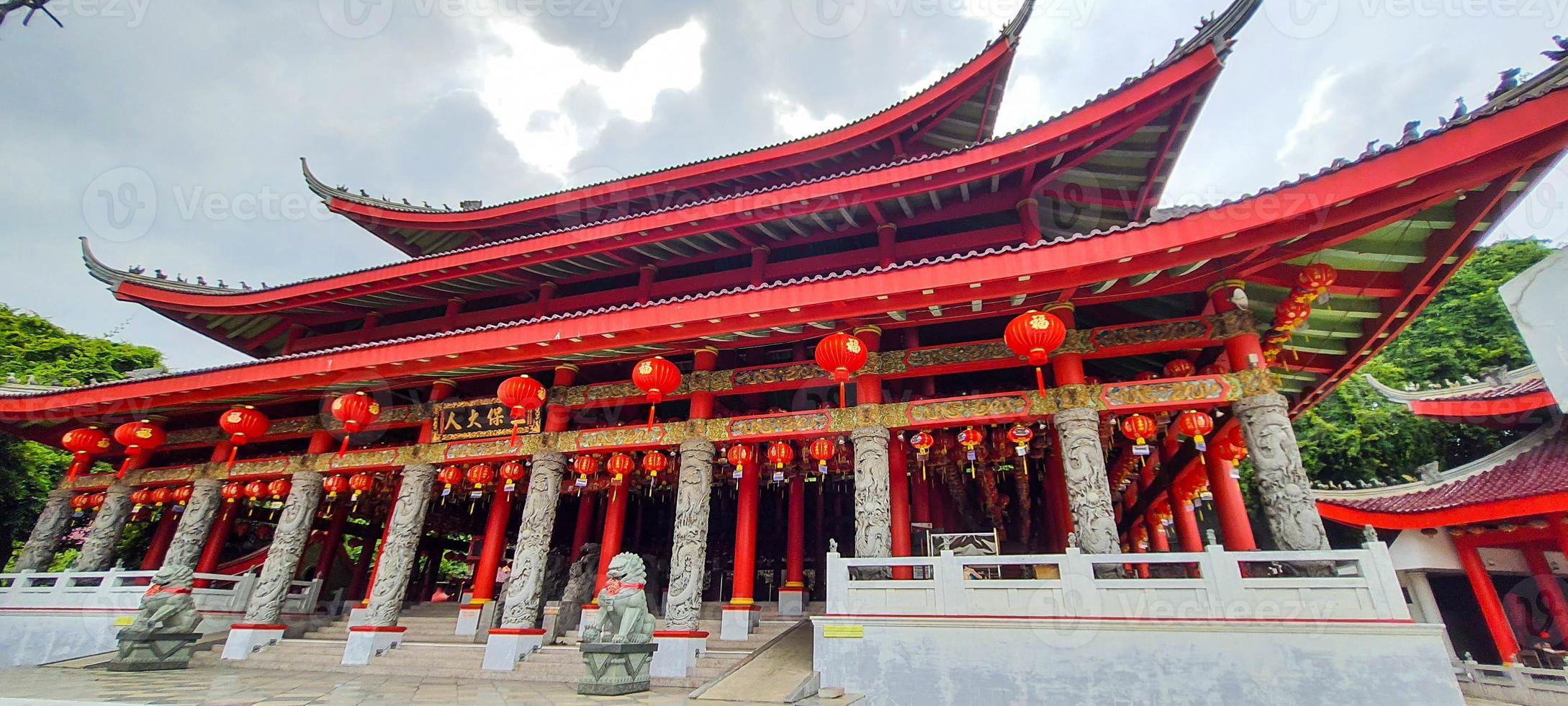 esta é uma foto do telhado do templo sam poo kong em semarang.