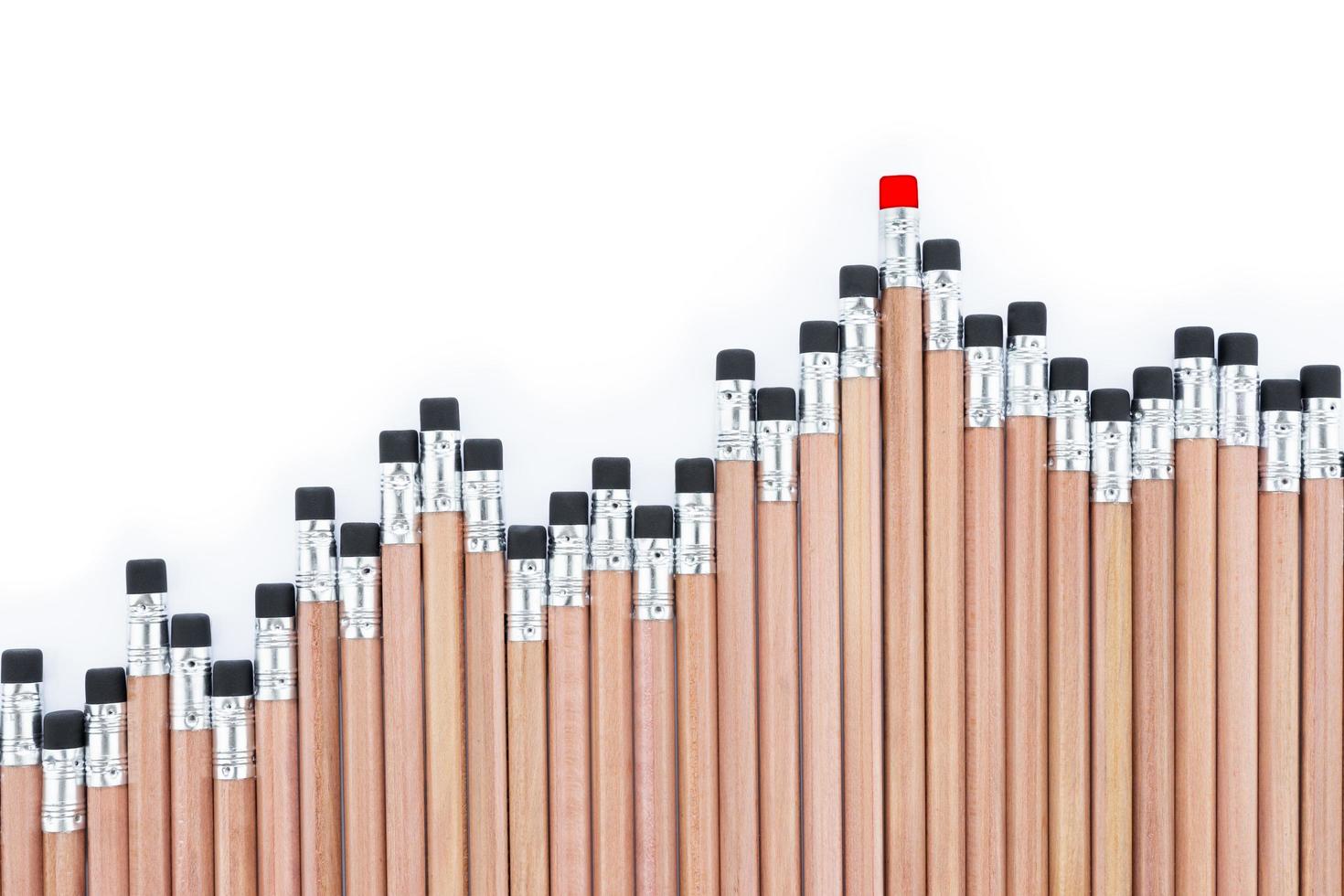 lápis de madeira colocados como um gráfico no fundo branco foto