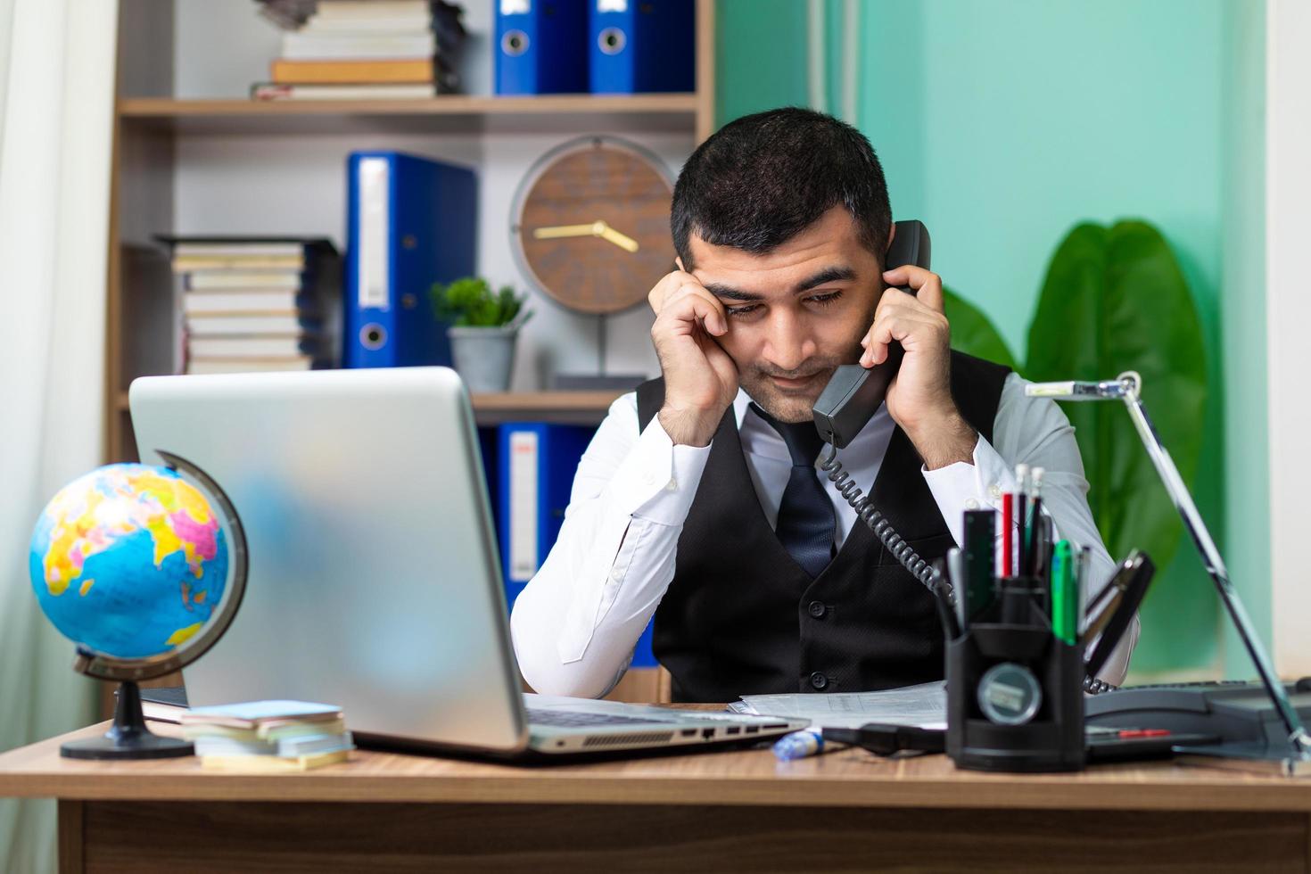 jovem empresário falando ao telefone foto