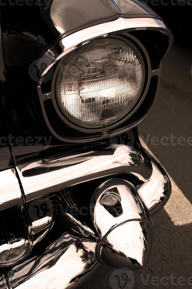 detalhe do farol em um carro antigo preto foto