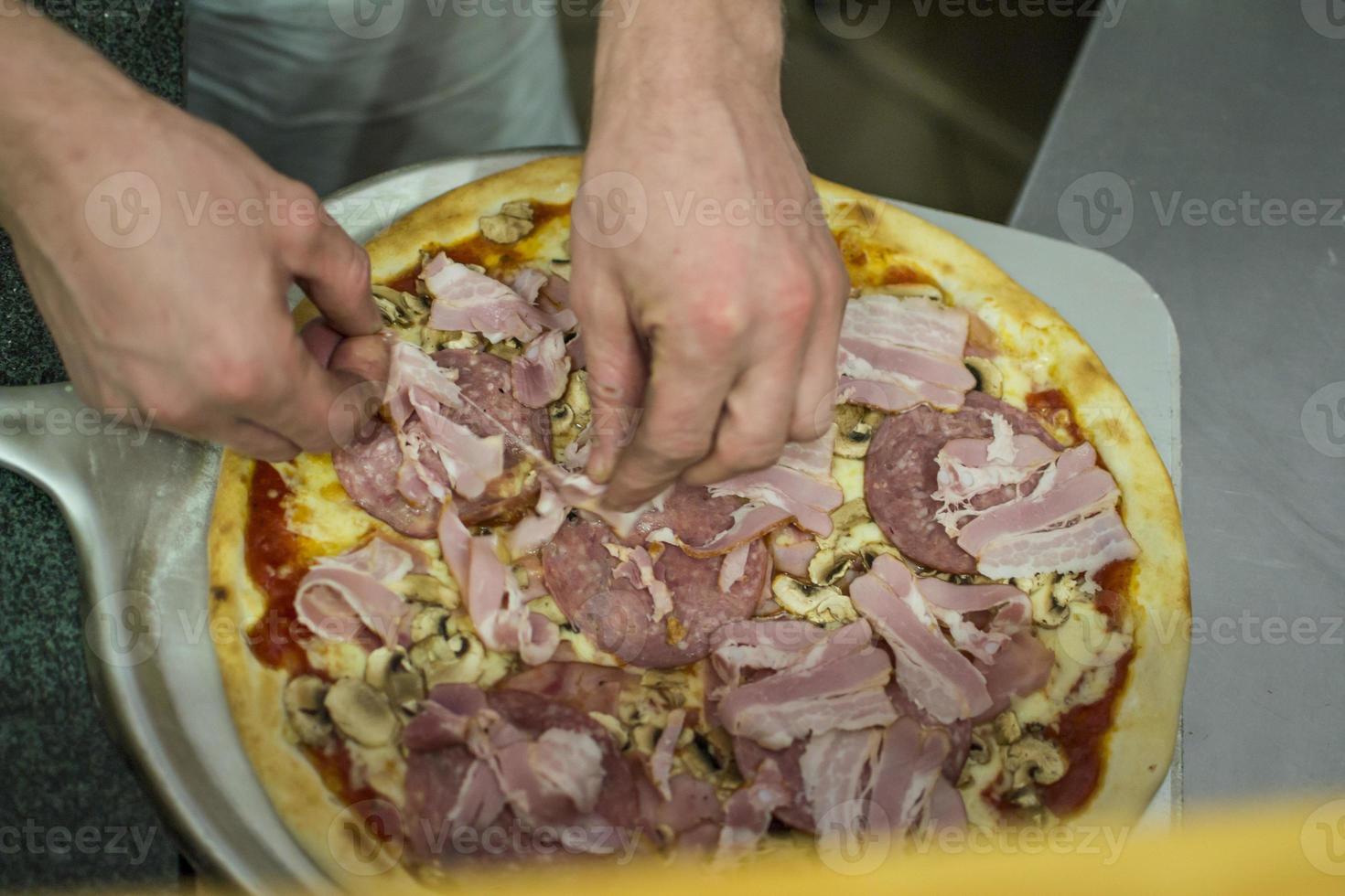 pizza perto do fogão de pedra com fogo. fundo de um restaurante pizzaria tradicional com lareira. foto