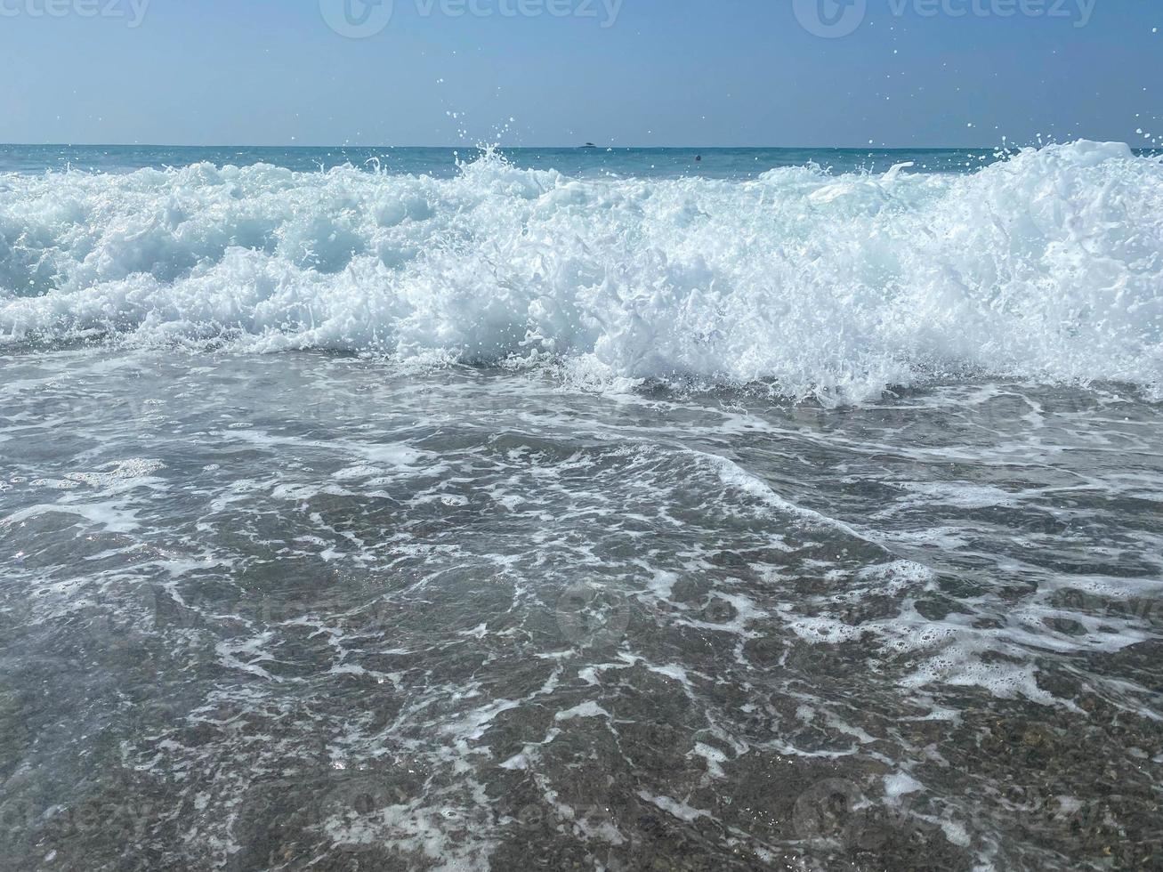 belo mar com ondas espirrando água azul clara e morna em um resort do sul do país oriental tropical quente. fundo, textura foto