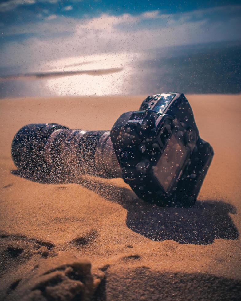 câmera na areia foto