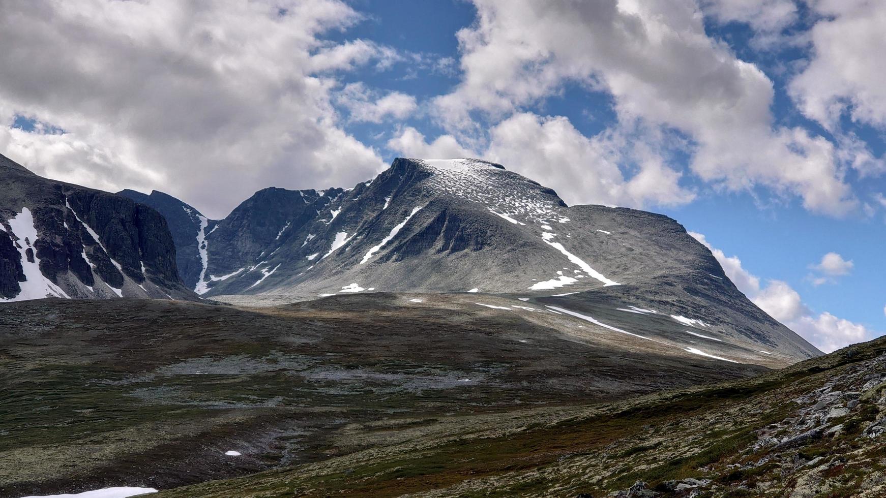 montanha coberta de neve sob céu azul foto