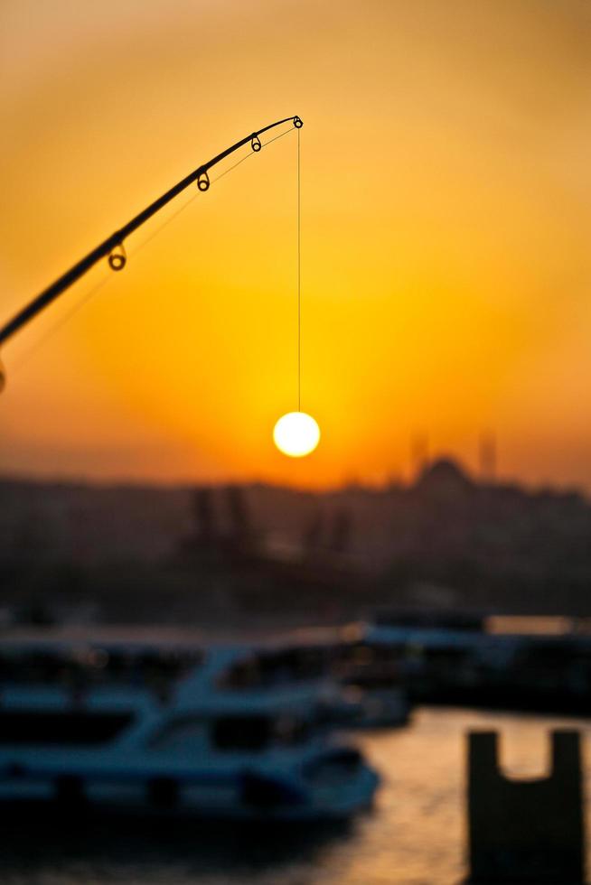 pescando o sol no estreito de Bósforo, Istambul, Turquia foto