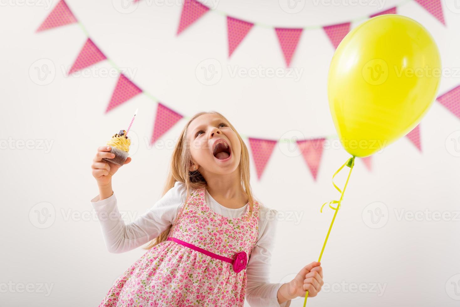 menina com balão e cupcake foto