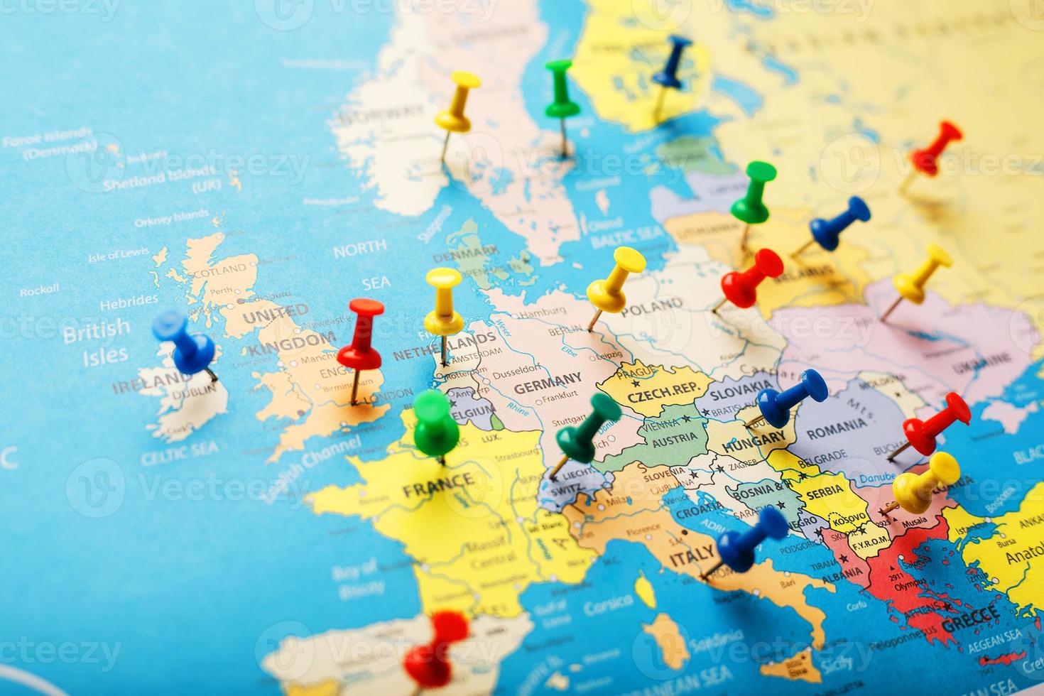 no mapa da europa, os botões coloridos indicam a localização e as coordenadas do destino foto