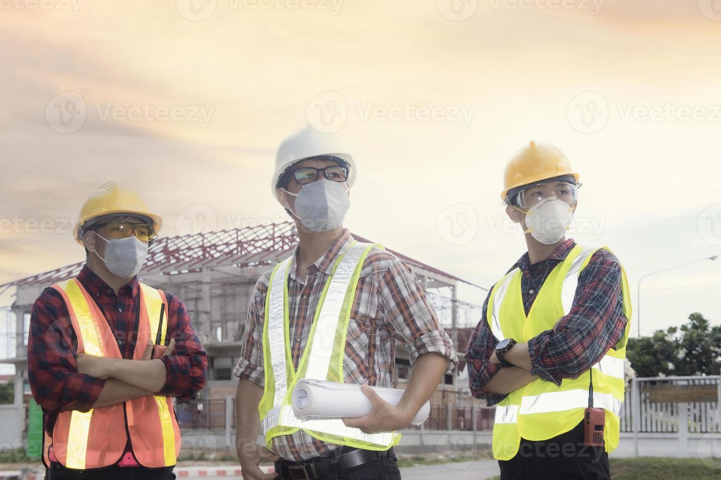 engenheiros de equipe e trabalhadores da construção de três sites em segundo plano foto