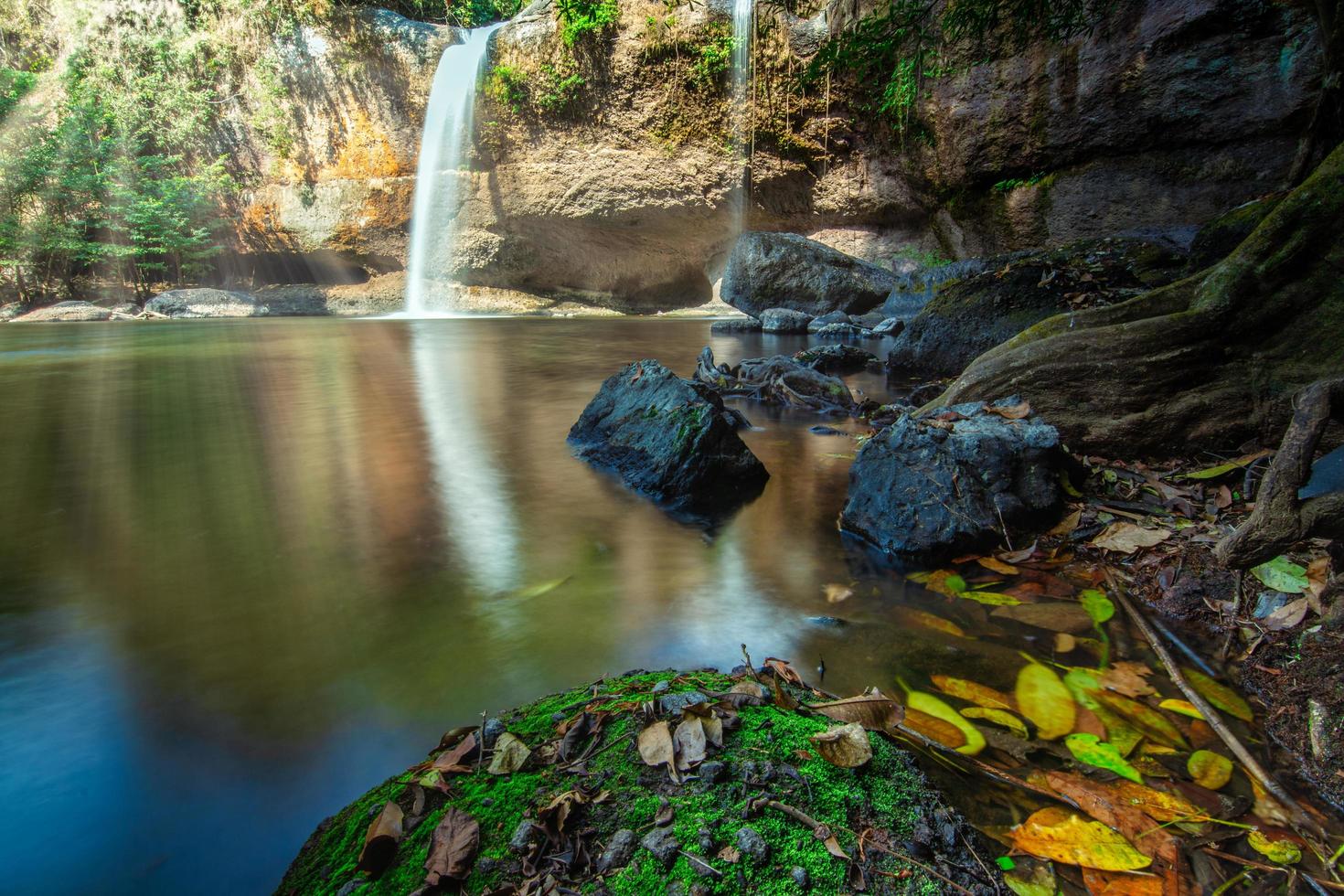 a cachoeira Hew Suwat na Tailândia foto